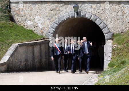 La Cluze Et Mijoux, Frankreich. 27. April 2023. Der französische Präsident Emmanuel Macron besucht das Chateau de Joux anlässlich einer Feier anlässlich des 175. Jahrestags der Abschaffung der Sklaverei in Frankreich, in La Cluze-et-Mijoux, nahe Besancon, Ostfrankreich, am 27. April. 2023. Macron besuchte das Chateau de Joux, um den 220. Todestag des französisch-haitianischen Generals Toussaint Louverture an dem Ort zu würdigen, an dem er bis zu seinem Tod inhaftiert war. Foto: Raphael Lafargue/ABACAPRESS.COM Kredit: Abaca Press/Alamy Live News Stockfoto