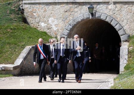 La Cluze Et Mijoux, Frankreich. 27. April 2023. Der französische Präsident Emmanuel Macron besucht das Chateau de Joux anlässlich einer Feier anlässlich des 175. Jahrestags der Abschaffung der Sklaverei in Frankreich, in La Cluze-et-Mijoux, nahe Besancon, Ostfrankreich, am 27. April. 2023. Macron besuchte das Chateau de Joux, um den 220. Todestag des französisch-haitianischen Generals Toussaint Louverture an dem Ort zu würdigen, an dem er bis zu seinem Tod inhaftiert war. Foto: Raphael Lafargue/ABACAPRESS.COM Kredit: Abaca Press/Alamy Live News Stockfoto