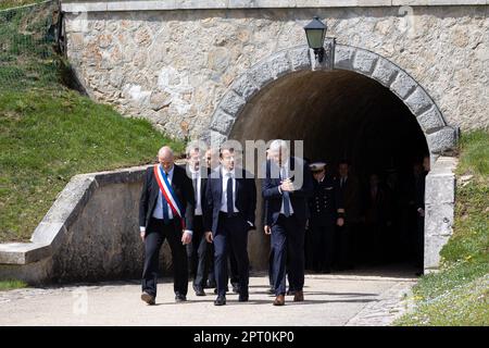 La Cluze Et Mijoux, Frankreich. 27. April 2023. Der französische Präsident Emmanuel Macron besucht das Chateau de Joux anlässlich einer Feier anlässlich des 175. Jahrestags der Abschaffung der Sklaverei in Frankreich, in La Cluze-et-Mijoux, nahe Besancon, Ostfrankreich, am 27. April. 2023. Macron besuchte das Chateau de Joux, um den 220. Todestag des französisch-haitianischen Generals Toussaint Louverture an dem Ort zu würdigen, an dem er bis zu seinem Tod inhaftiert war. Foto: Raphael Lafargue/ABACAPRESS.COM Kredit: Abaca Press/Alamy Live News Stockfoto