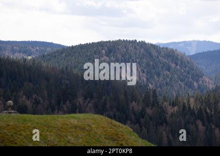 La Cluze Et Mijoux, Frankreich. 27. April 2023. Blick vom Chateau de Joux anlässlich der Zeremonie anlässlich des 175. Jahrestags der Abschaffung der Sklaverei in Frankreich, in La Cluze-et-Mijoux, nahe Besancon, Ostfrankreich, am 27. April; 2023. Macron besuchte das Chateau de Joux, um den 220. Todestag des französisch-haitianischen Generals Toussaint Louverture an dem Ort zu würdigen, an dem er bis zu seinem Tod inhaftiert war. Foto: Raphael Lafargue/ABACAPRESS.COM Kredit: Abaca Press/Alamy Live News Stockfoto