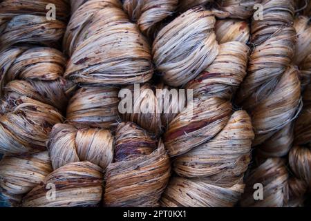 Dickes goldenes Paket nasser roher Jute-Faser-Textur Hintergrund Stockfoto