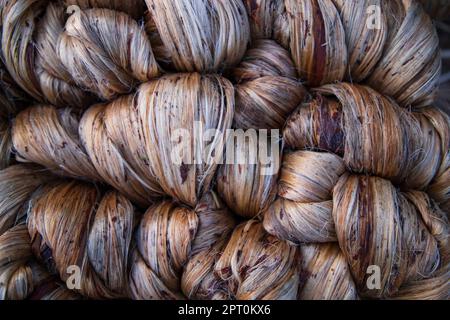 Dickes goldenes Paket nasser roher Jute-Faser-Textur Hintergrund Stockfoto