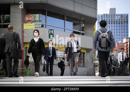 Tokio, Japan. 27. April 2023. Fußgänger gehen über eine Kreuzung im Zentrum von Tokio. (Kreditbild: © Stanislav Kogiku/SOPA Images via ZUMA Press Wire) NUR REDAKTIONELLE VERWENDUNG! Nicht für den kommerziellen GEBRAUCH! Stockfoto