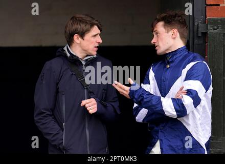 Jockey Sam Twiston-Davies (rechts) spricht mit Harry Skelton auf der Warwick Racecourse. Foto: Donnerstag, 27. April 2023. Stockfoto