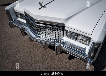 Nahaufnahme der Vorderseite eines klassischen Cadillac Stockfoto