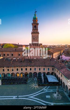 Luftaufnahme des Bramante-Turms bei Sonnenuntergang. Vigevano, Lomellina, Provinz Pavia, Lombardei, Italien. Stockfoto