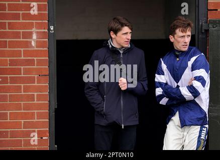 Jockey Sam Twiston-Davies (rechts) spricht mit Harry Skelton auf der Warwick Racecourse. Foto: Donnerstag, 27. April 2023. Stockfoto