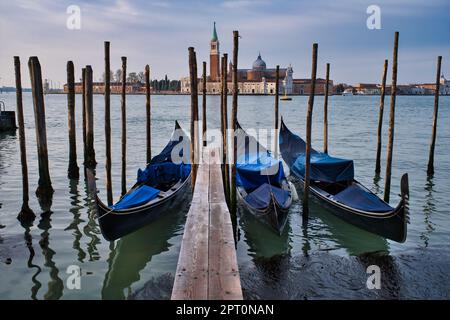 Angedockte Gondeln in der Nähe des markusplatzes vor der Kirche st. George Major in Venedig Stockfoto