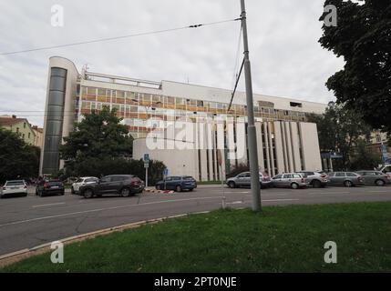 BRNO, TSCHECHISCHE REPUBLIK - CIRCA SEPTEMBER 2022: Bily dum Übersetzung Weißes Haus, entworfen von Miroslav Spurny und Frantisek Jakubec um 1974 Stockfoto