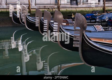 Nahaufnahme einer Reihe der berühmten Metallspitzen der Gondeln in Venedig Stockfoto