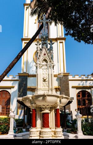 Brunnen mit einem großen Kreuz vor der St. Thomas Kathedrale, Mumbai, Maharashtra, Indien, Asien Stockfoto