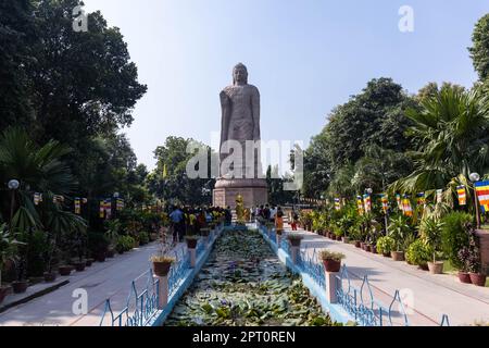 Gott buddha buddhishm Arts. buddha-Statue aus indischem Stein, goldfarben bemalt. Stockfoto