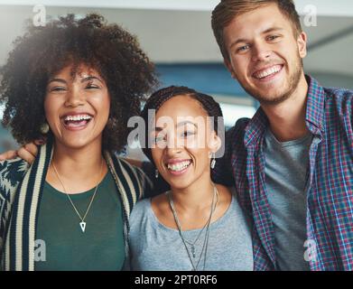 Das beste Team, das man sich nur wünschen kann. Portrait einer Gruppe glücklicher und erfolgreicher junger Kollegen in einem modernen Büro Stockfoto