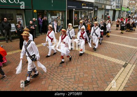 Saint George's Day Celebrations Derby 2023. Marschieren Sie von der St. James' Street zum Marktplatz im Stadtzentrum von Derby. Stockfoto