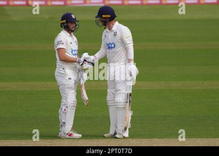 Chester le Street, England, 27. April 2023. Graham Clark gratuliert Oliver Robinson (links) zu seinem Halbhundertjahrkampf für Durham gegen Derbyshire während eines Spiels in der LV= County Championship Division Two in Seat Unique Riverside, Chester-le-Street. Kredit: Colin Edwards/Alamy Live News Stockfoto