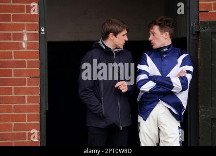 Jockey Sam Twiston-Davies (rechts) spricht mit Harry Skelton auf der Warwick Racecourse. Foto: Donnerstag, 27. April 2023. Stockfoto