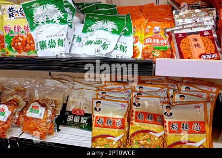 DUSCHANBE, TADSCHIKISTAN - 13. AUGUST 2022: Verschiedene chinesische Snacks auf dem Ausstellungsregal im Supermarkt aus der Nähe. Stockfoto
