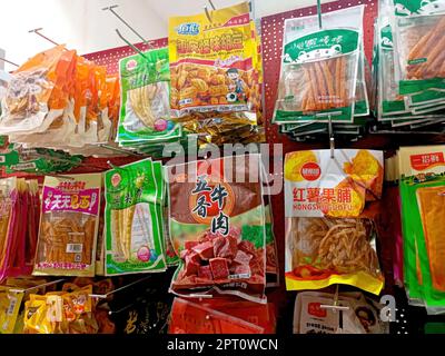 DUSCHANBE, TADSCHIKISTAN - 13. AUGUST 2022: Verschiedene chinesische Snacks auf dem Ausstellungsregal im Supermarkt aus der Nähe. Stockfoto