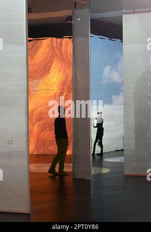 Peking, China. 26. April 2023. Besucher sehen die Selbstporträts der Uffizien-Galerien im Nationalmuseum von China in Peking, Hauptstadt von China, am 26. April 2023. Die Selbstporträts-Meisterwerke aus den Uffizien-Galerien wurden am Donnerstag im Nationalmuseum von China in Peking für die Öffentlichkeit geöffnet und dauern bis zum 10. September. Kredit: Jin Liangkuai/Xinhua/Alamy Live News Stockfoto