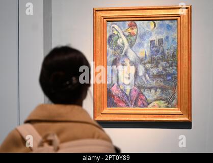 Peking, China. 26. April 2023. Dieses Foto wurde am 26. April 2023 aufgenommen und zeigt ein Selbstporträt von Marc Chagall in den Selbstporträts der Uffizien-Galerien im Nationalmuseum von China in Peking, der Hauptstadt von China. Die Selbstporträts-Meisterwerke aus den Uffizien-Galerien wurden am Donnerstag im Nationalmuseum von China in Peking für die Öffentlichkeit geöffnet und dauern bis zum 10. September. Kredit: Jin Liangkuai/Xinhua/Alamy Live News Stockfoto
