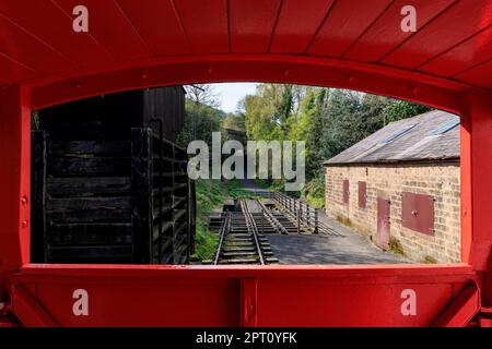 Im Inneren der Brake Vans an der High Peak Junction mit der Steigung und der Eisenbahnstrecke durch das Fenster, Cromford Canal, Derbyshire, England Stockfoto