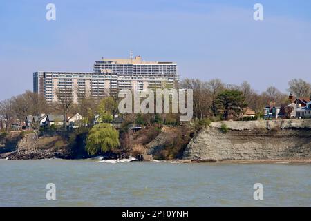 Gebäude auf der Erodierenden Küste des Eriesees in Lakewood westlich von Cleveland mit Hochhäusern an der Gold Coast im Hintergrund. Stockfoto