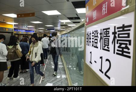 Studenten und Eltern stehen am CTSHK Permit Service Hong Kong Island Centre in Sheung Wan Schlange. Das Bildungsbüro (EDB) gab bekannt, dass ein einmaliger Vermittlungsdienst für Schüler und Lehrer organisiert wurde, die bald zu Studienreisen auf dem Festland zum Hauptfach „Staatsbürgerschaft und soziale Entwicklung“ (CS) aufbrechen werden, um die Festland-Reisegenehmigung für Einwohner von Hongkong und Macao (Heimatrückkehrgenehmigung) zu beantragen. Wenn sie so ein Bedürfnis haben. Die einmalige Sonderregelung gilt für Schüler der Sekundarstufe 5 und begleitende Lehrer, die im April oder zu den Studienreisen auf dem Festland der CS abreisen Stockfoto