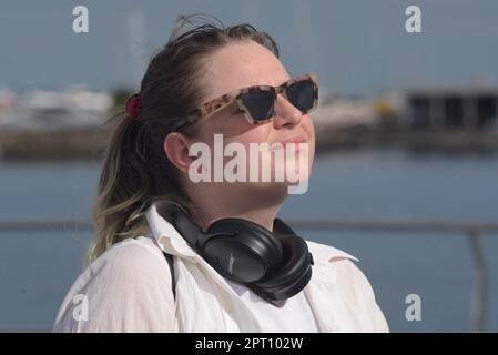 Melbourne, Victoria, Australien. 20. April 2023. Australier beobachten eine partielle Sonnenfinsternis in St. Kilda Beach Melbourne. In Yogyakarta, Indonesien. Eclipse wird in irgendeiner Form in Australien und Indonesien sowie in Teilen von Neuseeland, Vietnam, den Philippinen und Papua-Neuguinea sichtbar sein. (Kreditbild: © Rana Sajid Hussain/Pacific Press via ZUMA Press Wire) NUR REDAKTIONELLE VERWENDUNG! Nicht für den kommerziellen GEBRAUCH! Stockfoto