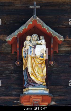 Madonna mit Baby Jesus in Jakobehüs, Gerstruben, Einem ehemaligen Bergbaudorf in Dietersbachtal bei Oberstdorf, Allgäu Alpen, Allgäu, Bav Stockfoto