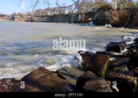 Die Küste am Lake Erie im Lakewood Park westlich der Stadt Cleveland, Ohio Stockfoto