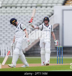 Aufgenommen in Edgbaston, Birmingham, Großbritannien, am 27. April 2023 im Edgbaston Stadium. Auf dem Bild zeigt Dan Mousley von Warwickshire, wie er seinen Schläger hebt, um anzuzeigen, dass er an Tag 1 im Spiel LV= Insurance County Cup zwischen Warwickshire County Cricket Club & Surrey das Spiel zwischen dem Warwickshire County Cricket Club und dem Surrey gewinnt. Image ist nur für redaktionelle Zwecke gedacht, Anerkennung an Stu Leggett über Alamy Live News Stockfoto