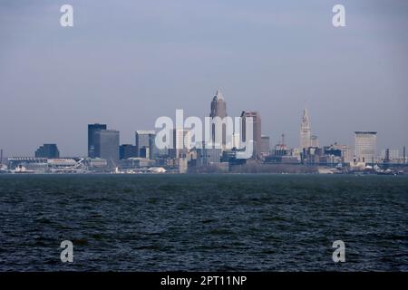 Blick auf das Stadtzentrum von Cleveland vom Lakewood Park weiter westlich am Lake Erie. Stockfoto