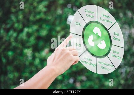 Hand-Touch-Symbol recyceln grüne Energie Kohlenstoff-Kredit-Netz Null-e CO2 digitale Technologie auf grünem Hintergrund Konzept. Stockfoto