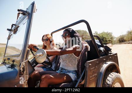 Fahren auf einer Schotterpipe. Zwei junge Frauen fahren im Urlaub Stockfoto