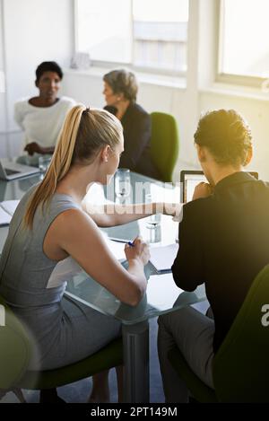 Sie könnten hier vielleicht eine Verknüpfung hinzufügen. Eine Gruppe von Kollegen, die eine Sitzung im Sitzungssaal abhalten Stockfoto