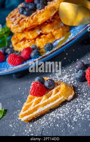 Einfache süße Waffeln mit Himbeeren und Heidelbeeren Stockfoto