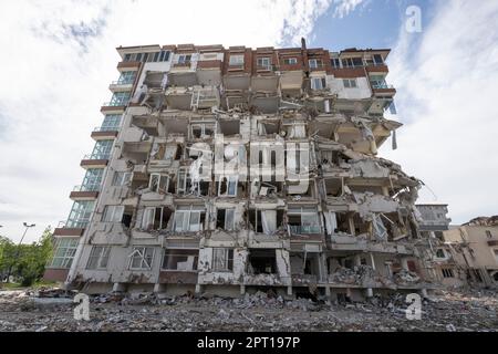 Antakya, Türkei. 27. April 2023. Dieses Haus im Stadtzentrum von Antakya ist völlig zerstört. Große Teile der Stadt wurden bei dem Erdbeben am 6. Februar vollständig zerstört. Kredit: Boris Roessler/dpa/Alamy Live News Stockfoto