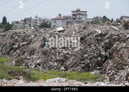 Antakya, Türkei. 27. April 2023. Die Trümmer mehrerer Häuser, die durch das Erdbeben zerstört wurden, stapeln sich hoch auf einer Mülldeponie am Stadtrand. Große Teile der Stadt wurden durch das Erdbeben am 6. Februar vollständig zerstört. Kredit: Boris Roessler/dpa/Alamy Live News Stockfoto