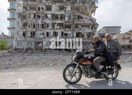 Antakya, Türkei. 27. April 2023. Dieses Haus im Stadtzentrum von Antakya ist völlig zerstört. Große Teile der Stadt wurden bei dem Erdbeben am 6. Februar vollständig zerstört. Kredit: Boris Roessler/dpa/Alamy Live News Stockfoto