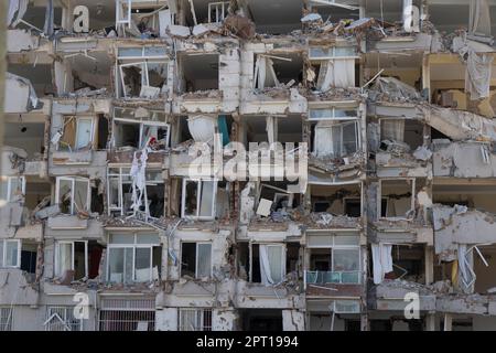 Antakya, Türkei. 27. April 2023. Dieses Haus im Stadtzentrum von Antakya ist völlig zerstört. Große Teile der Stadt wurden bei dem Erdbeben am 6. Februar vollständig zerstört. Kredit: Boris Roessler/dpa/Alamy Live News Stockfoto