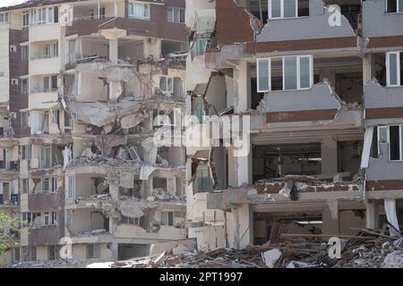 Antakya, Türkei. 27. April 2023. Dieses Haus im Stadtzentrum von Antakya ist völlig zerstört. Große Teile der Stadt wurden bei dem Erdbeben am 6. Februar vollständig zerstört. Kredit: Boris Roessler/dpa/Alamy Live News Stockfoto