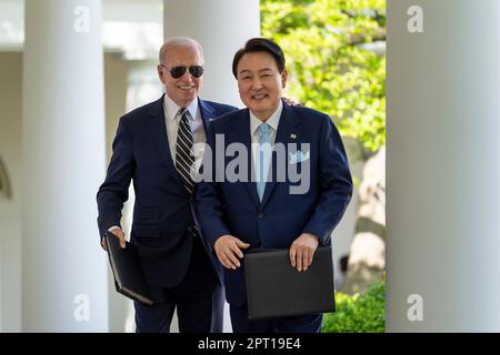 Washington, Vereinigte Staaten Von Amerika. 26. April 2023. Washington, Vereinigte Staaten von Amerika. 26. April 2023. US-Präsident Joe Biden, Linke, eskortiert den südkoreanischen Präsidenten Yoon Suk-Yeol zum Oval Office of the White House, 26. April 2023 in Washington, DC Kredit: Adam Schultz/White House Photo/Alamy Live News Stockfoto