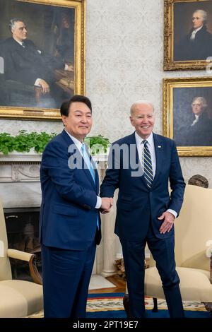 Washington, Vereinigte Staaten Von Amerika. 26. April 2023. Washington, Vereinigte Staaten von Amerika. 26. April 2023. US-Präsident Joe Biden, Right, und südkoreanischer Präsident Yoon Suk-Yeol schütteln sich vor ihrem bilateralen Treffen im Oval Office des Weißen Hauses die Hand, 26. April 2023 in Washington, DC Credit: Adam Schultz/White House Photo/Alamy Live News Stockfoto