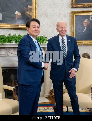 Washington, Vereinigte Staaten Von Amerika. 26. April 2023. Washington, Vereinigte Staaten von Amerika. 26. April 2023. US-Präsident Joe Biden, Right, und südkoreanischer Präsident Yoon Suk-Yeol schütteln sich vor ihrem bilateralen Treffen im Oval Office des Weißen Hauses die Hand, 26. April 2023 in Washington, DC Credit: Adam Schultz/White House Photo/Alamy Live News Stockfoto