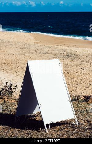Leeres Schild an einem leeren tropischen Strand. Stockfoto