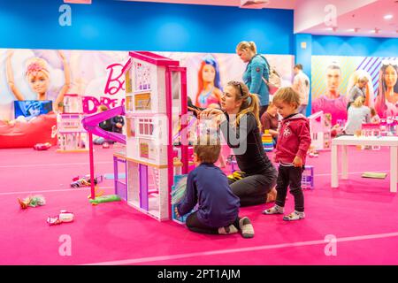 Prag, Tschechische Republik - 27. April 2023: Kinder spielen im Kinderspielzimmer mit Barbie Spielzeugen und Hot Wheels im Einkaufszentrum Letnany in Stockfoto