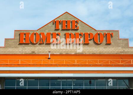 Calgary, Alberta, Kanada. 26. April 2023. Vorderansicht des Home Depot Stores. Stockfoto