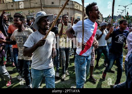 Gondar, Äthiopien - 18. Januar 2018: Junge Menschen singen und tanzen während einer Prozession zum jährlichen Timkat-Festival, einer orthodoxen christlichen Feier. Stockfoto