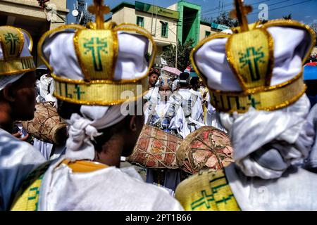 Gondar, Äthiopien - 18. Januar 2018: Christen in traditionellen weißen Ummantelungen schlugen Trommeln während der jährlichen Timkat-Prozession in Gondar, Äthiopien. Stockfoto