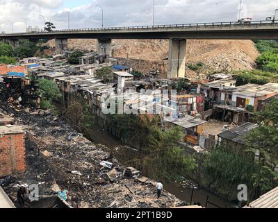 Sao Paulo, Sao Paulo, Brasilien. 27. April 2023. (INT) Feuer in Favelas in Sao Paulo. 27. April 2023. Sao Paulo, Brasilien: Sao Paulo (SP), 04/27/2023 Ã¢â‚¬' Ein Großbrand Zerstörte Dutzende Holzhütten am frühen Donnerstag (27) in der Favela Pau Queimado, im Penha, östliche Zone von Sao Paulo. (Kreditbild: © Oslaim Brito/TheNEWS2 via ZUMA Press Wire) NUR ZUR REDAKTIONELLEN VERWENDUNG! Nicht für den kommerziellen GEBRAUCH! Stockfoto